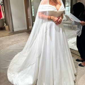 Pronovias Off-White Bridal Gown & Veil